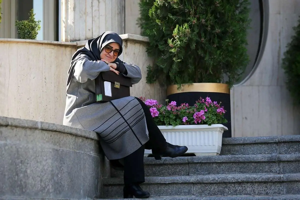 تصاویر؛ ژست‌های خانم سخنگو در حاشیه جلسه هیات دولت