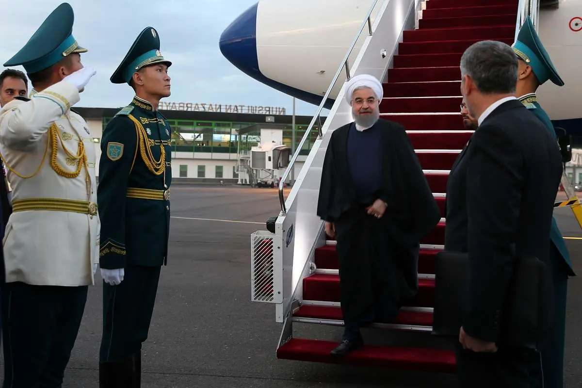 (عکس) استقبال از روحانی در لحظه ورود به آستانه