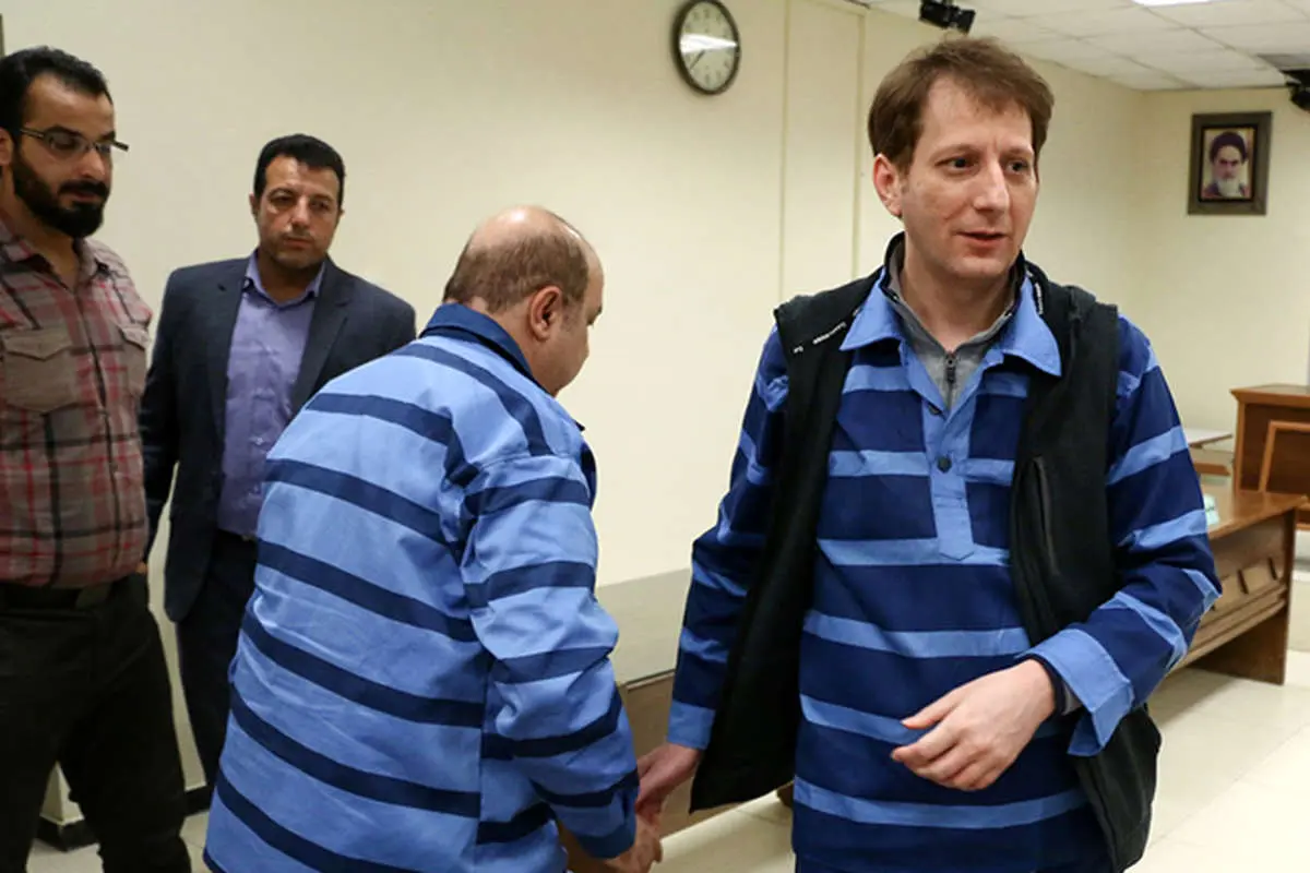 (تصاویر) اخراج بابک زنجانی از دادگاه