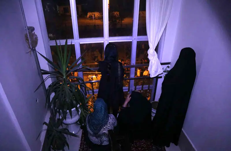 (تصاویر) حواشی اعدام قاتل "آتنا"
