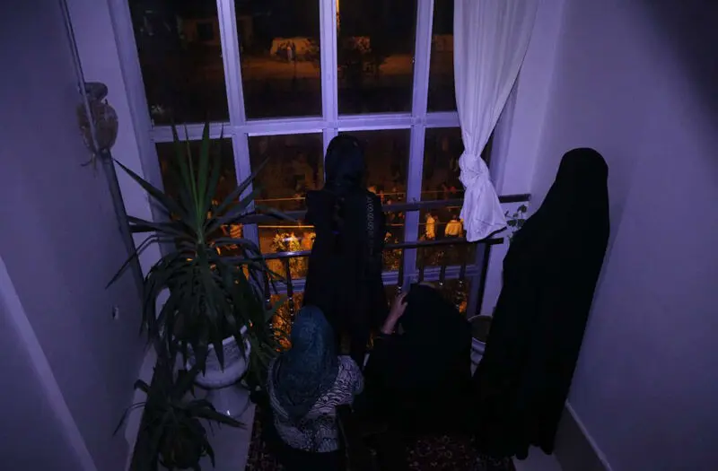 (تصاویر) حواشی اعدام قاتل "آتنا"