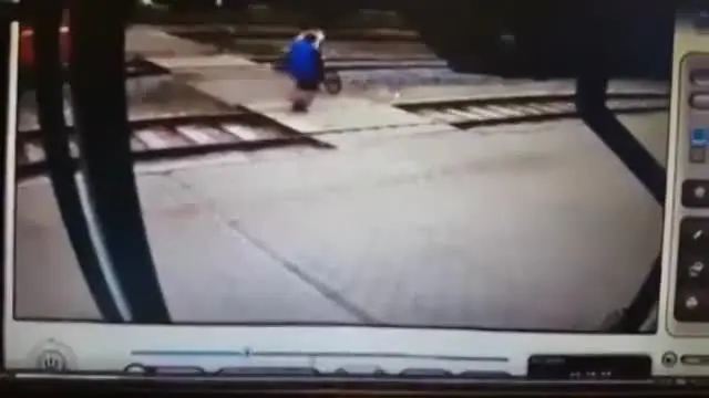 عبور قطار از روی پدر و فرزند