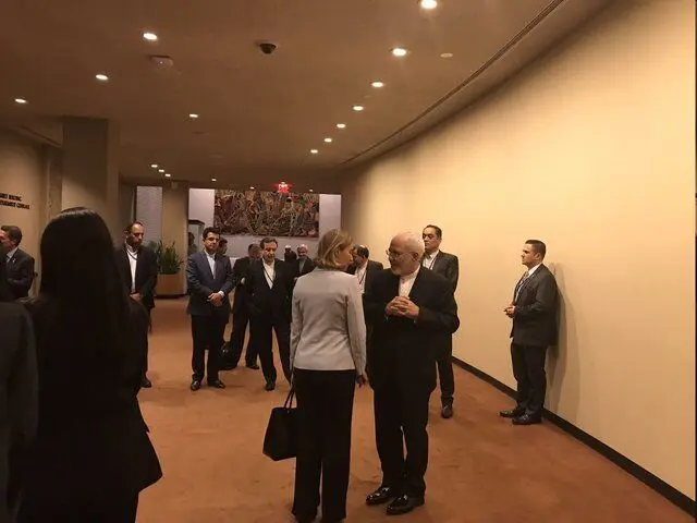 گفت‌وگوی کوتاه ظریف و موگرینی در راهرو