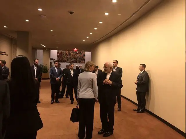 گفت‌وگوی کوتاه ظریف و موگرینی در راهرو