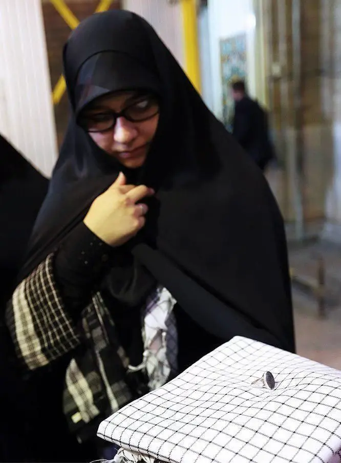 (تصویر) هدیه رهبر انقلاب به همسر شهید حججی