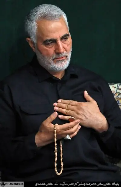 (تصویر) بوسه رهبر انقلاب بر گونه‌ی سردار سلیمانی