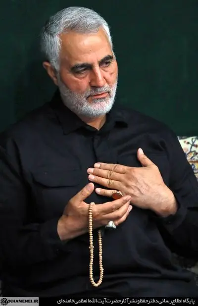 (تصویر) بوسه رهبر انقلاب بر گونه‌ی سردار سلیمانی