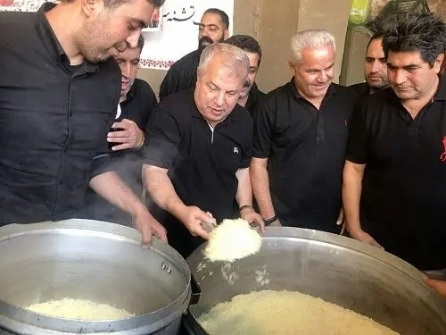 (تصویر) علی پروین پای دیگ نذری