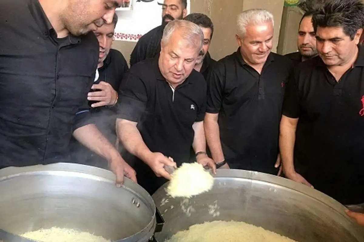 (تصویر) علی پروین پای دیگ نذری