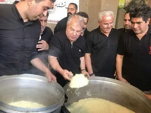 (تصویر) علی پروین پای دیگ نذری