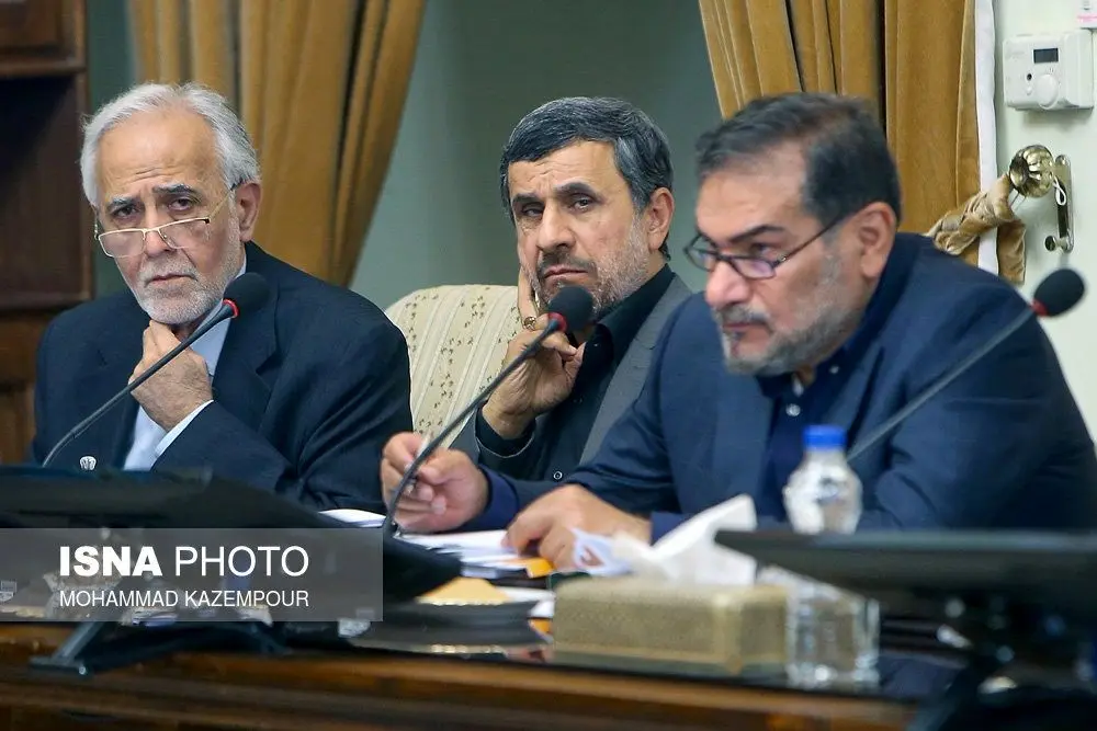 (تصویر) احمدی‌نژاد یک روز پس از فوت برادرش