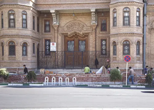 دیوارکشی بی‌مجوز جلوی ساختمان مجلس