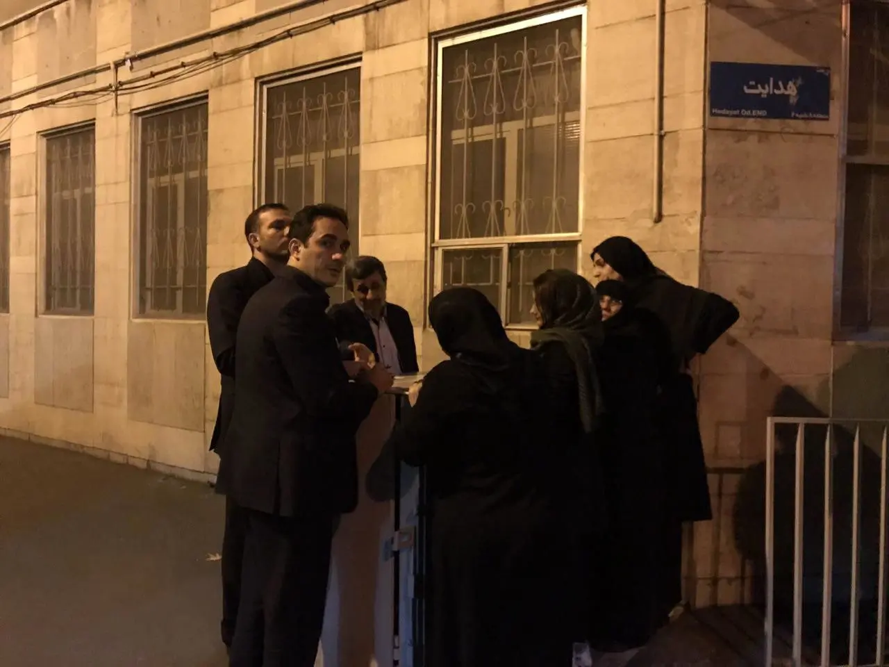 (تصاویر) تجمع معترضان کاسپین مقابل خانه احمدی‌نژاد
