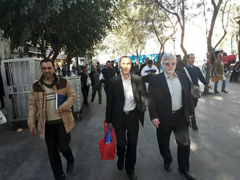 (تصاویر) بقایی با زنبیل قرمز به دادگاه رفت