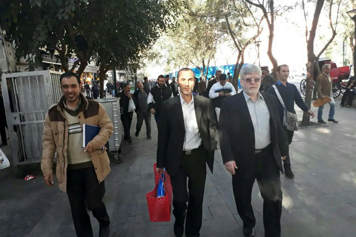 (تصاویر) بقایی با زنبیل قرمز به دادگاه رفت