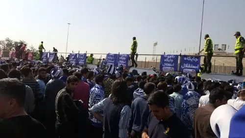 (تصاویر) پرتاب سنگ میان هواداران پرسپولیس و استقلال