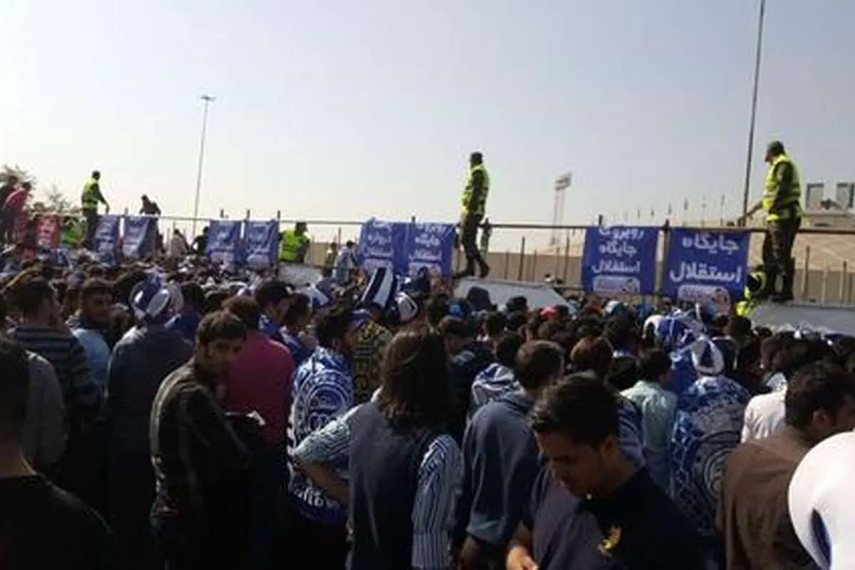 (تصاویر) پرتاب سنگ میان هواداران پرسپولیس و استقلال