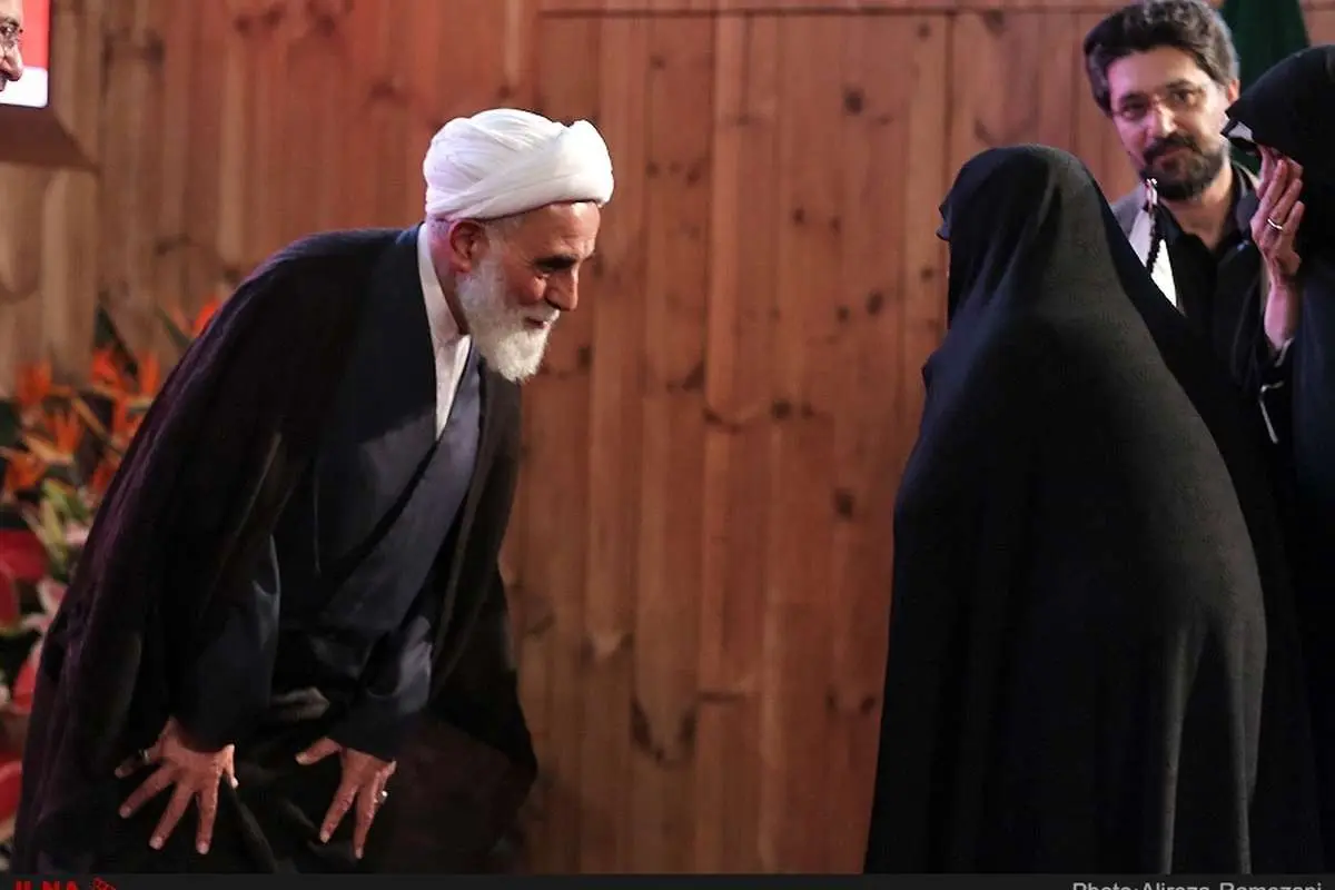 (تصویر) احترام ویژه ناطقنوری به همسر آیتالله هاشمی
