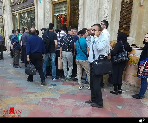 برای خرید دلار صف تشکیل شد!