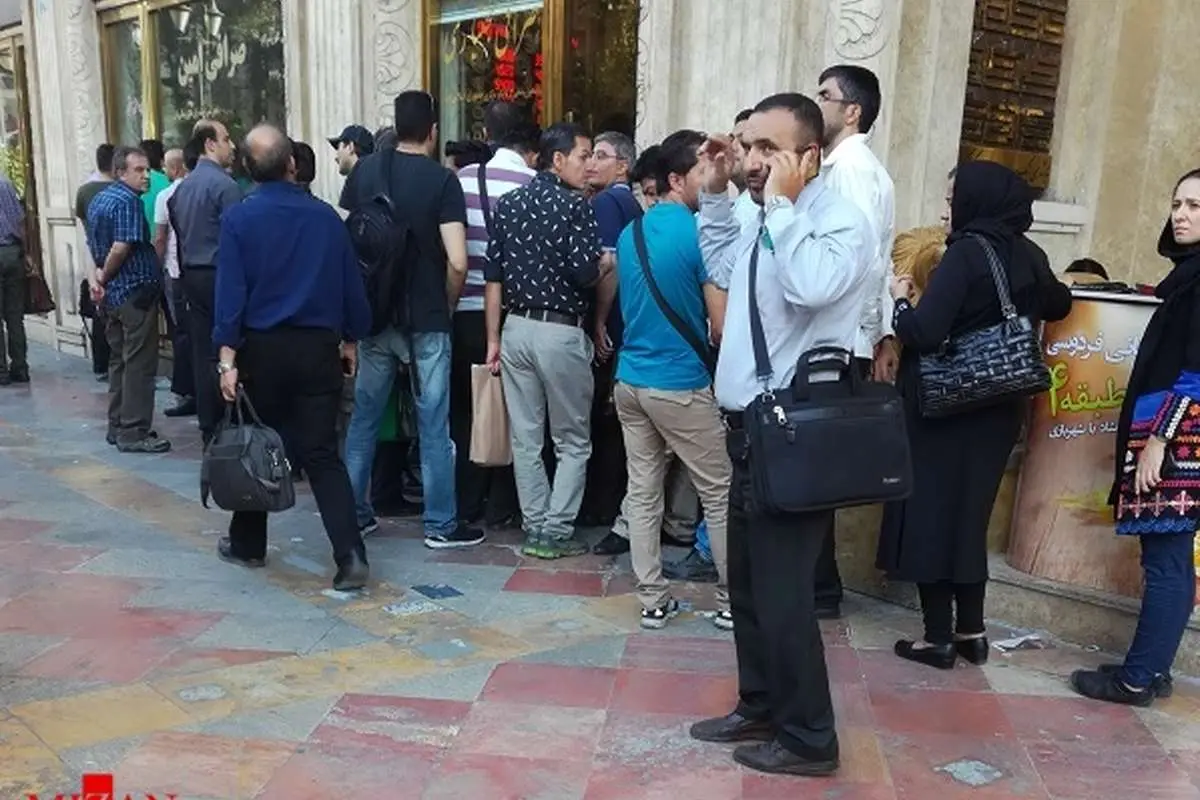 برای خرید دلار صف تشکیل شد!