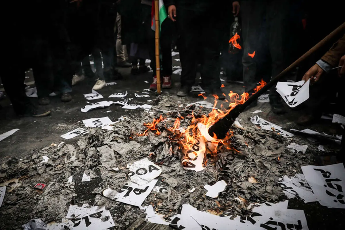 (تصاویر) آتشزدن برجام در راهپیمایی 13 آبان