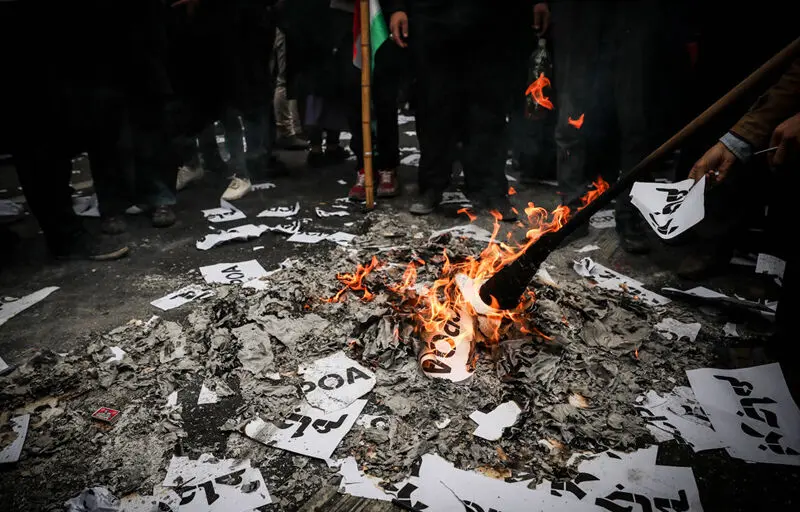 (تصاویر) آتش‌زدن برجام در راهپیمایی 13 آبان
