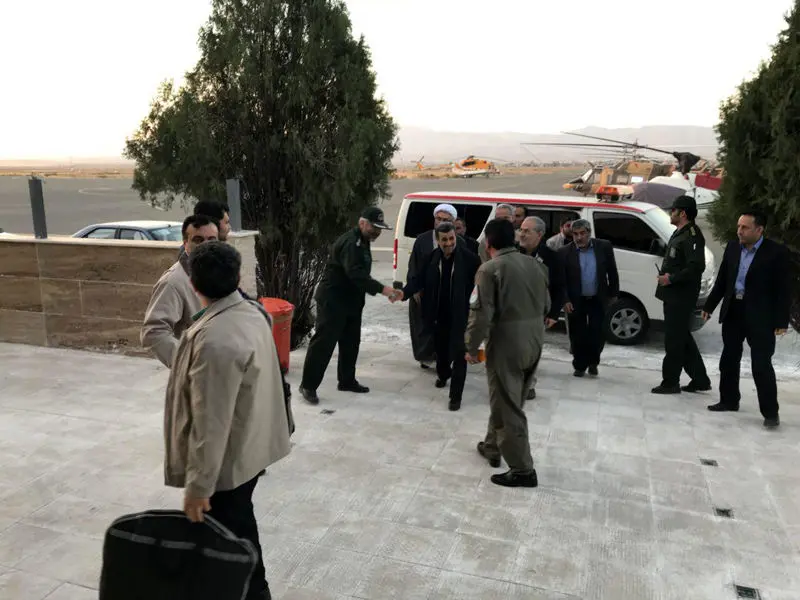 (تصاویر) احمدی‌نژاد به مناطق زلزله‌زده رفت