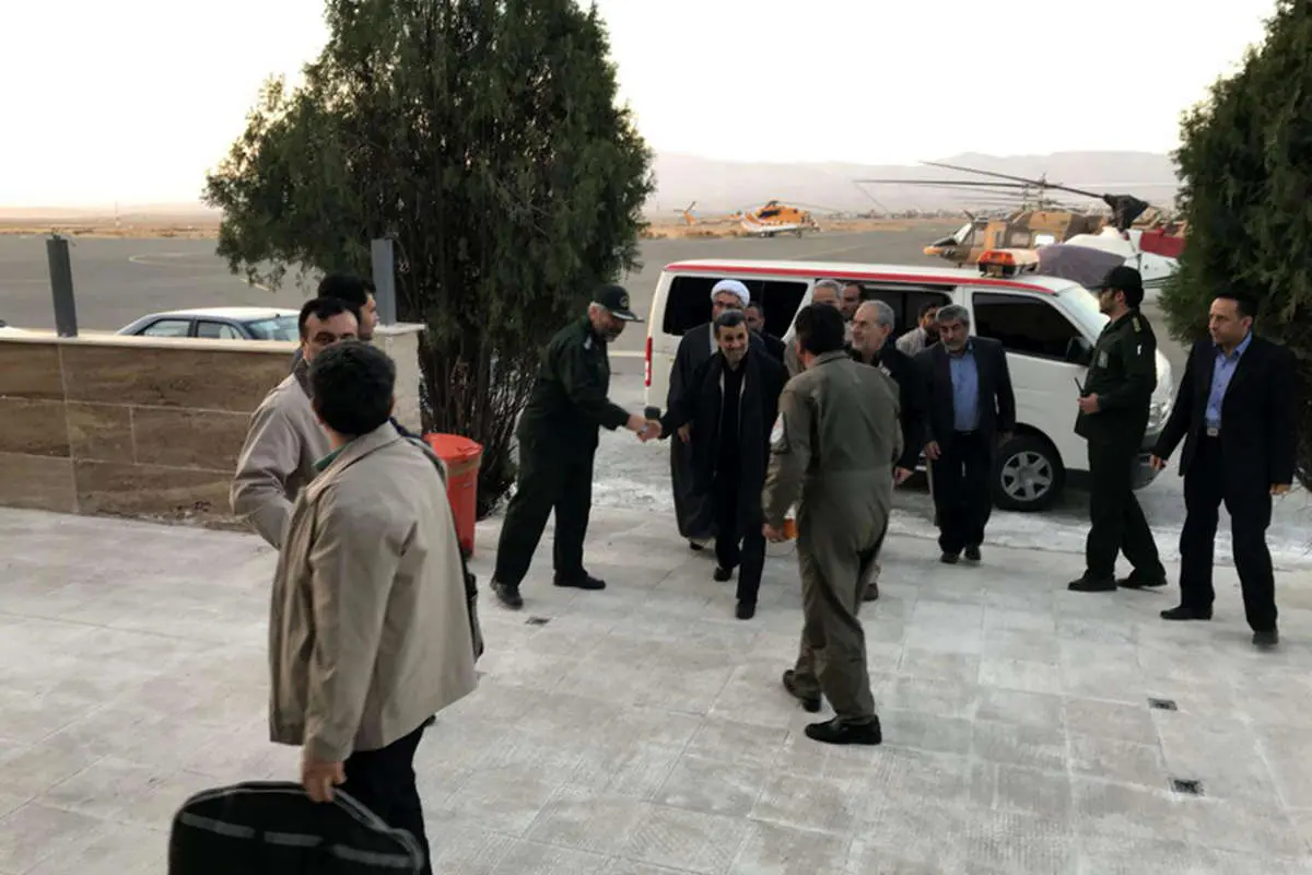 (تصاویر) احمدی‌نژاد به مناطق زلزله‌زده رفت
