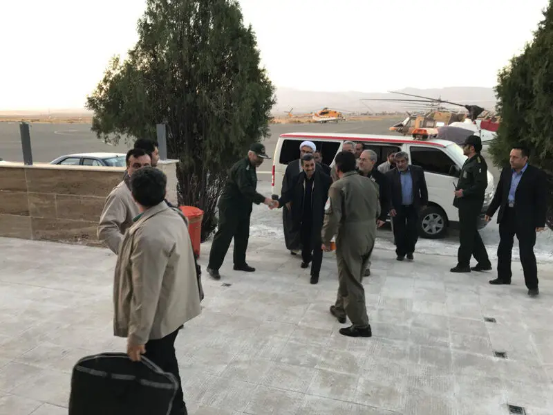 (تصاویر) احمدی‌نژاد به مناطق زلزله‌زده رفت