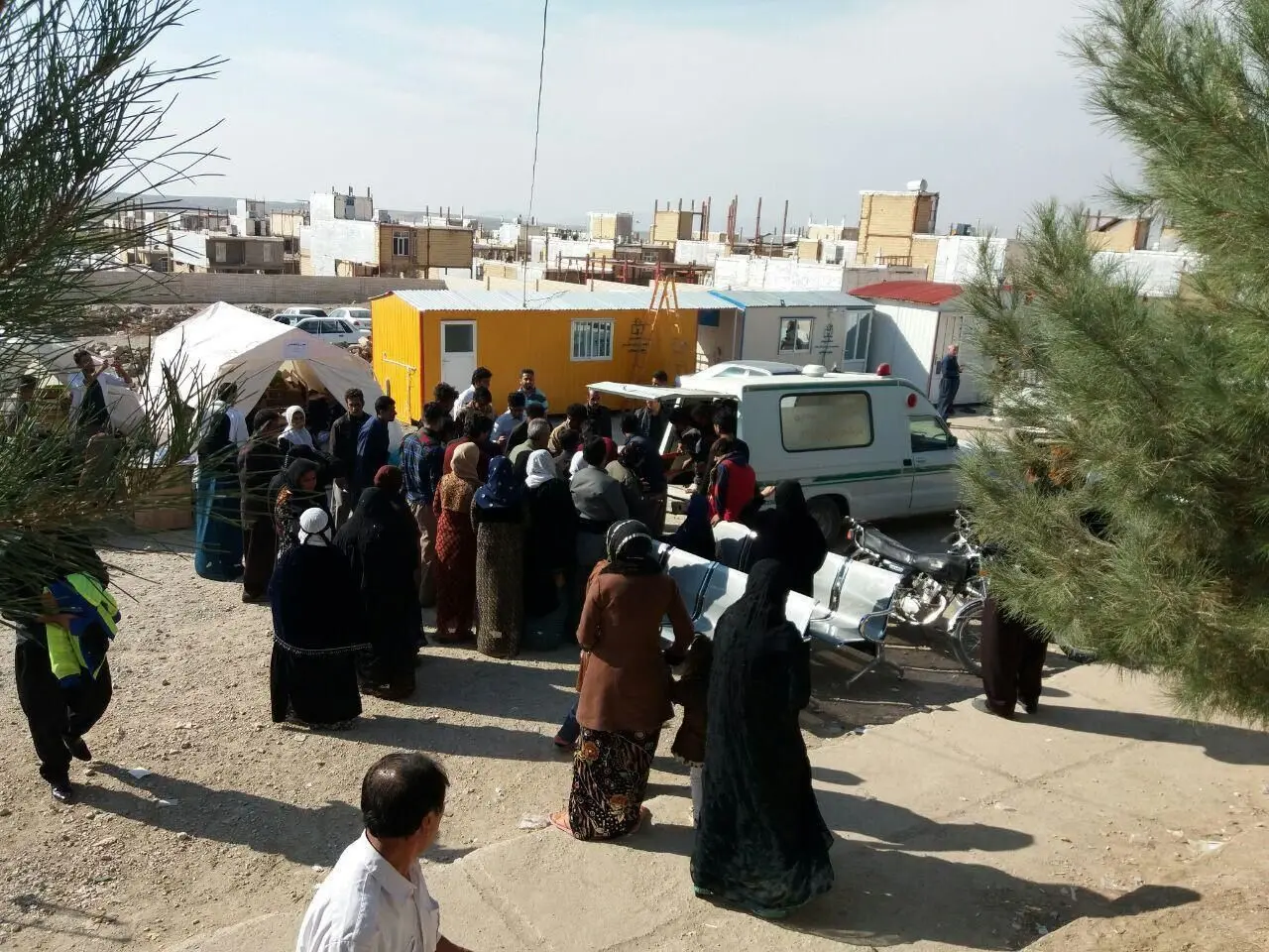 (تصویر) فوت زنی بر اثر گازگرفتگی در چادر زلزله‌زدگان