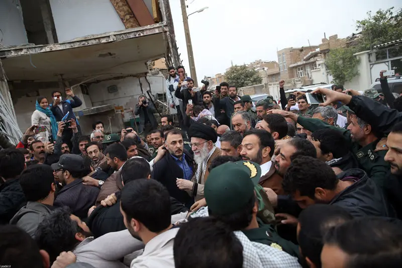 (تصاویر) حضور رهبرانقلاب در مناطق زلزله‌زده