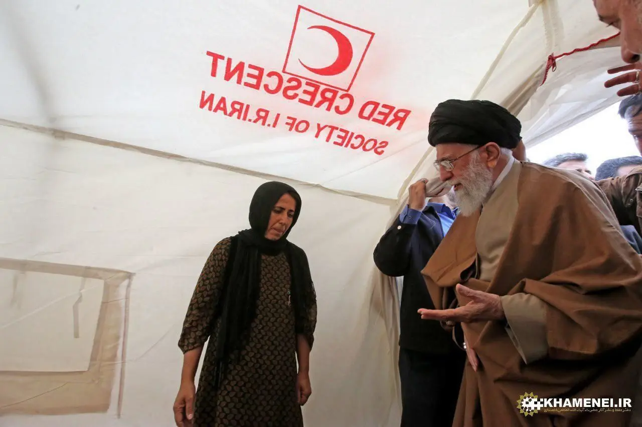 (تصویر) رهبر انقلاب در چادرهای اسکان زلزله‌زدگان