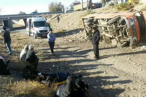 (تصاویر) پراید، مینی‌بوس را واژگون کرد!