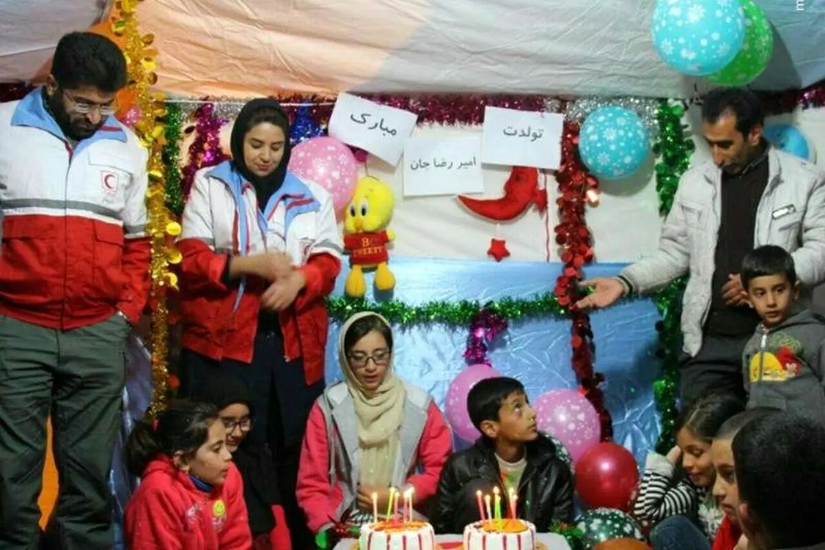 (عکس) جشن تولد کودک زلزلهزده در چادر هلالاحمر