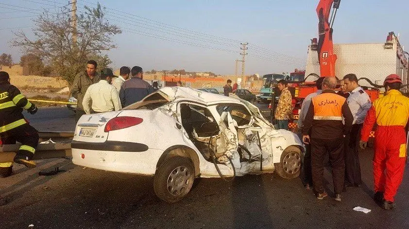 (تصاویر) حبس شدن دو زن در پژو ۲۰۶ واژگون شده