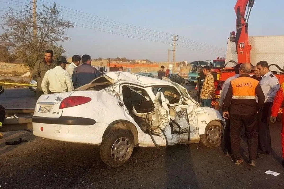 (تصاویر) حبس شدن دو زن در پژو ۲۰۶ واژگون شده