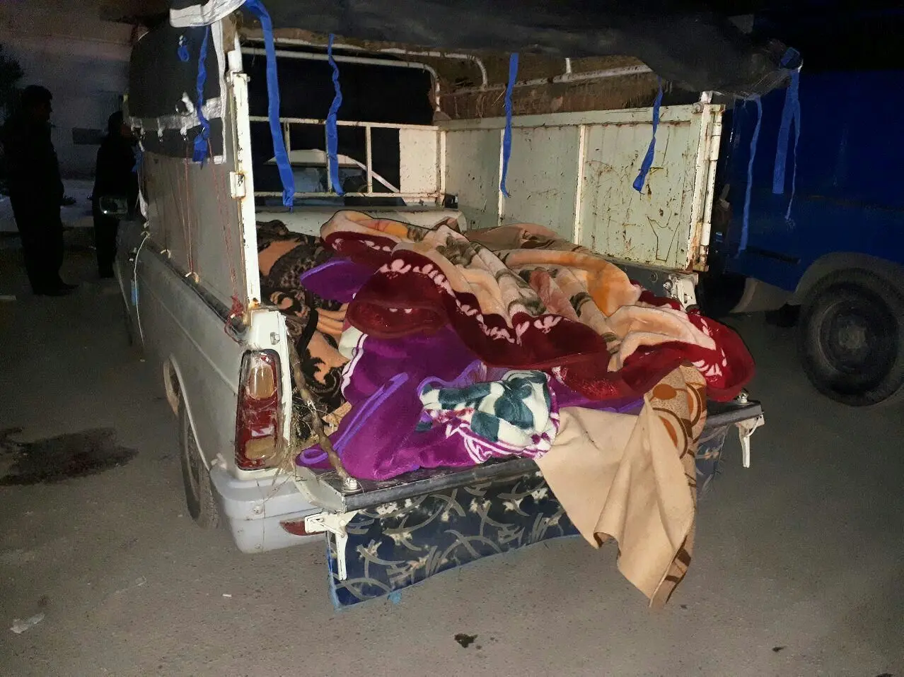 (تصویر) حمل جنازه‌ برخی جان‌باختگان زلزله با وانت‌بار