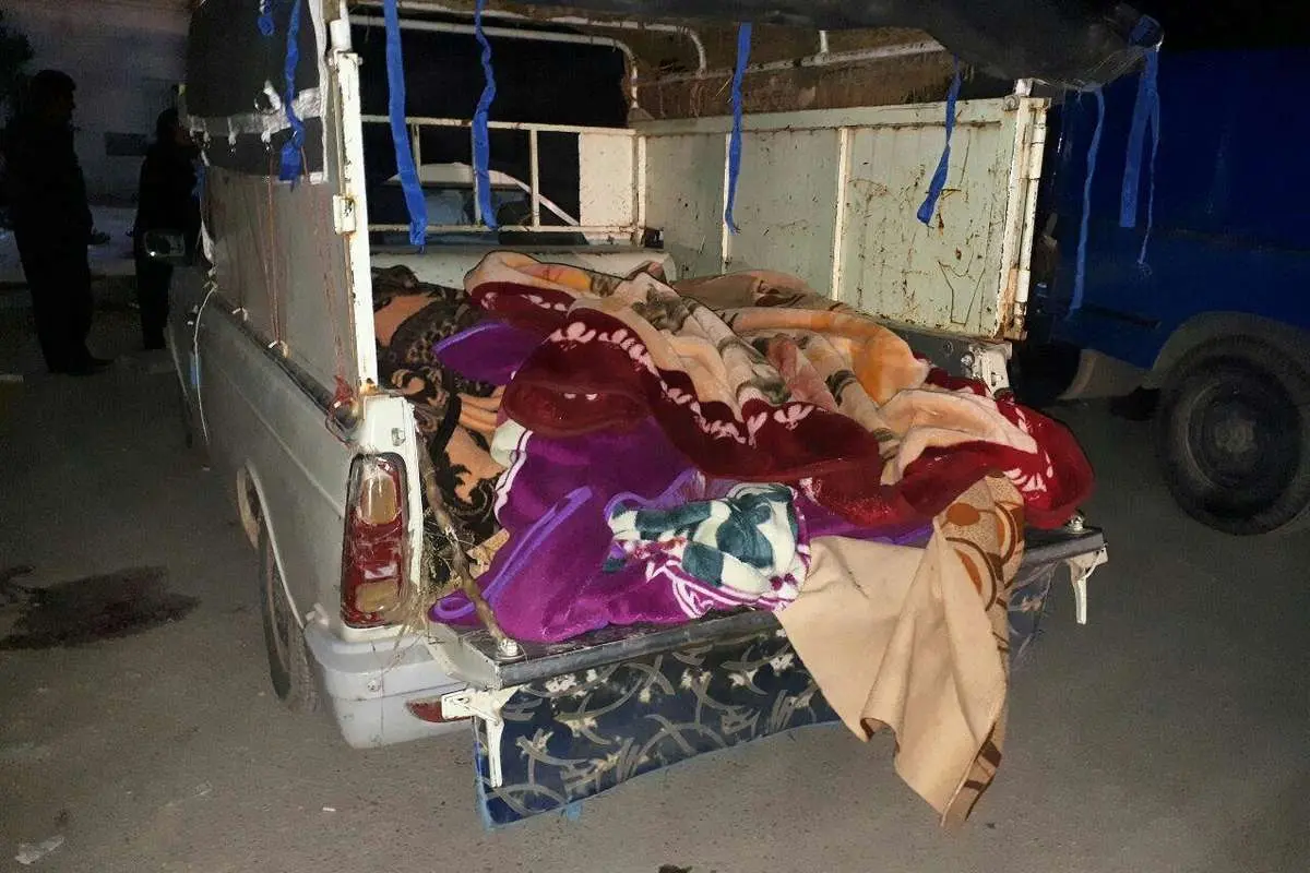 (تصویر) حمل جنازه برخی جانباختگان زلزله با وانتبار