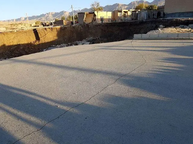 (تصاویر) رانش زمین در ایلام و فرورفتن 5 ساختمان