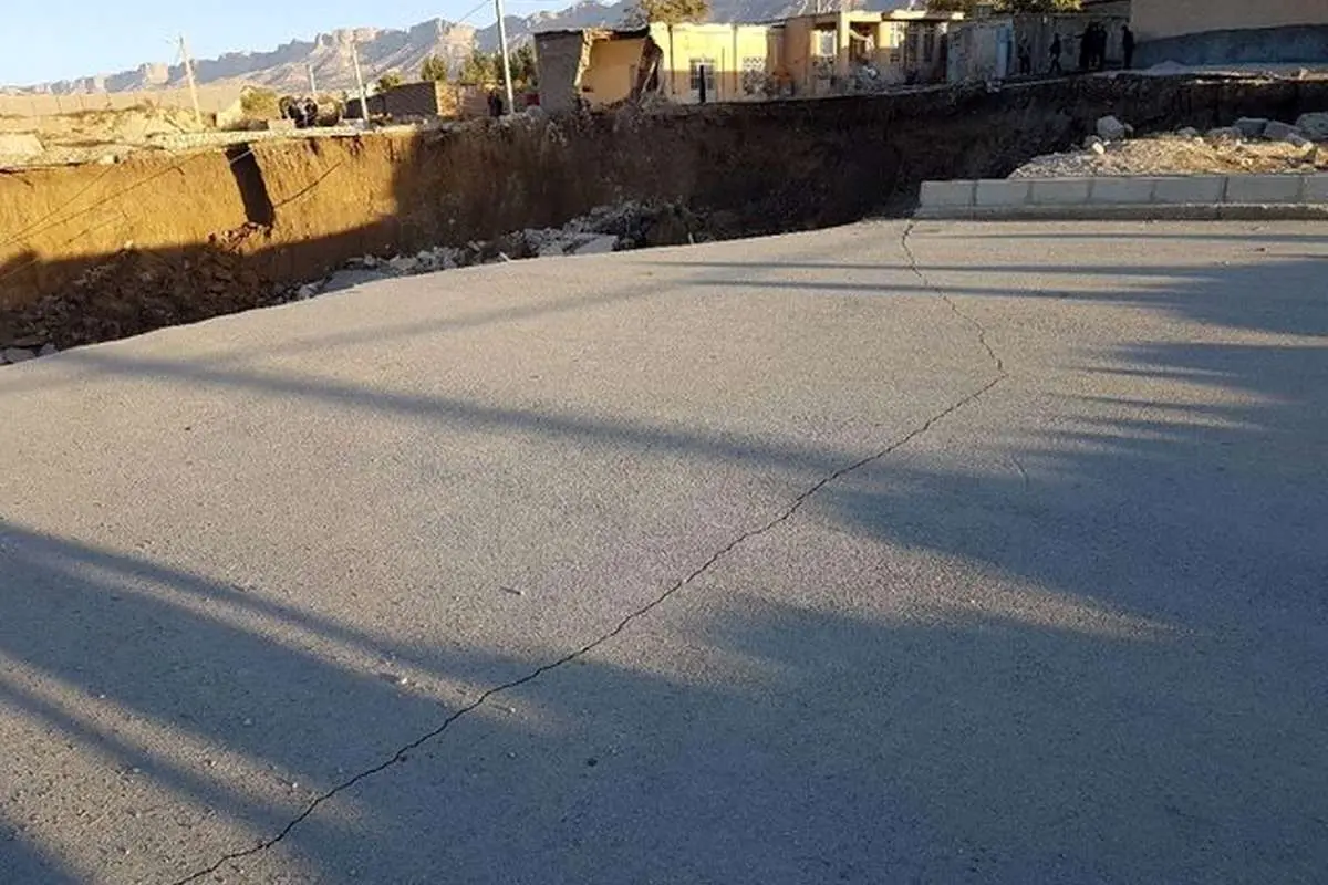 (تصاویر) رانش زمین در ایلام و فرورفتن 5 ساختمان