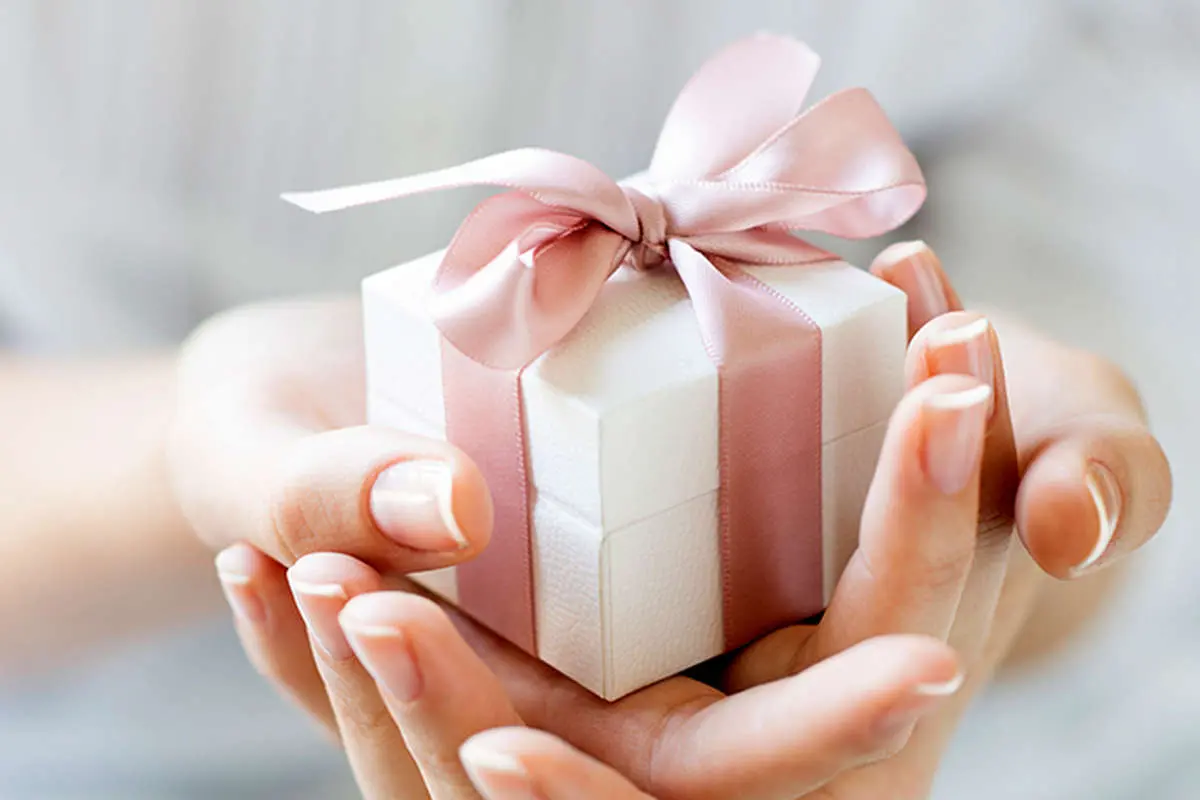 چه هدیهای یک خانم را خوشحال میکند