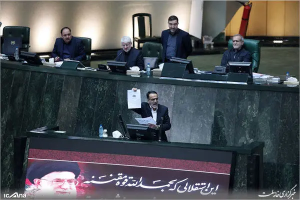 (تصاویر) اسنادی که کریمی قدوسی در مجلس نشان داد