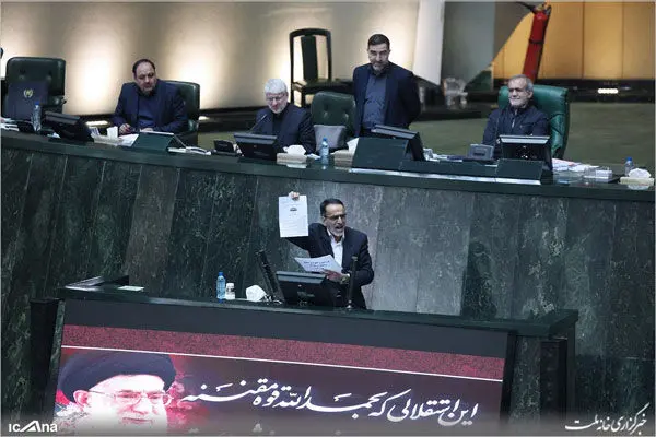 (تصاویر) اسنادی که کریمی قدوسی در مجلس نشان داد