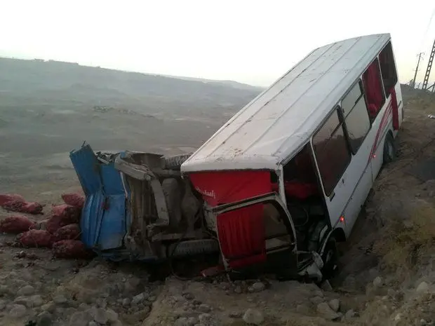 (تصاویر) مصدومیت ۲۲ کارگر در تصادف مینی بوس با نیسان