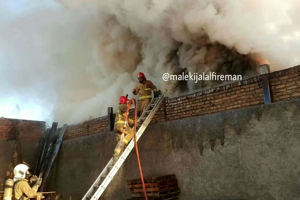 آتشسوزی گسترده در انبار چوب
