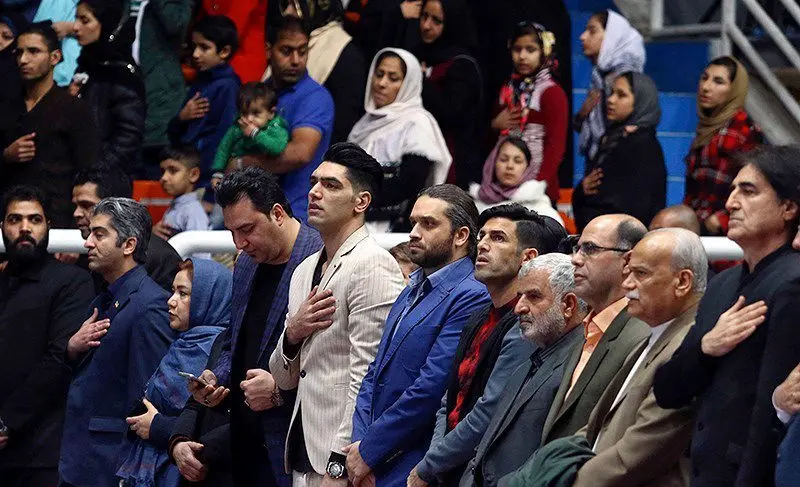 (تصاویر) فروش پیراهن هادی نوروزی به نفع زلزله‌زدگان