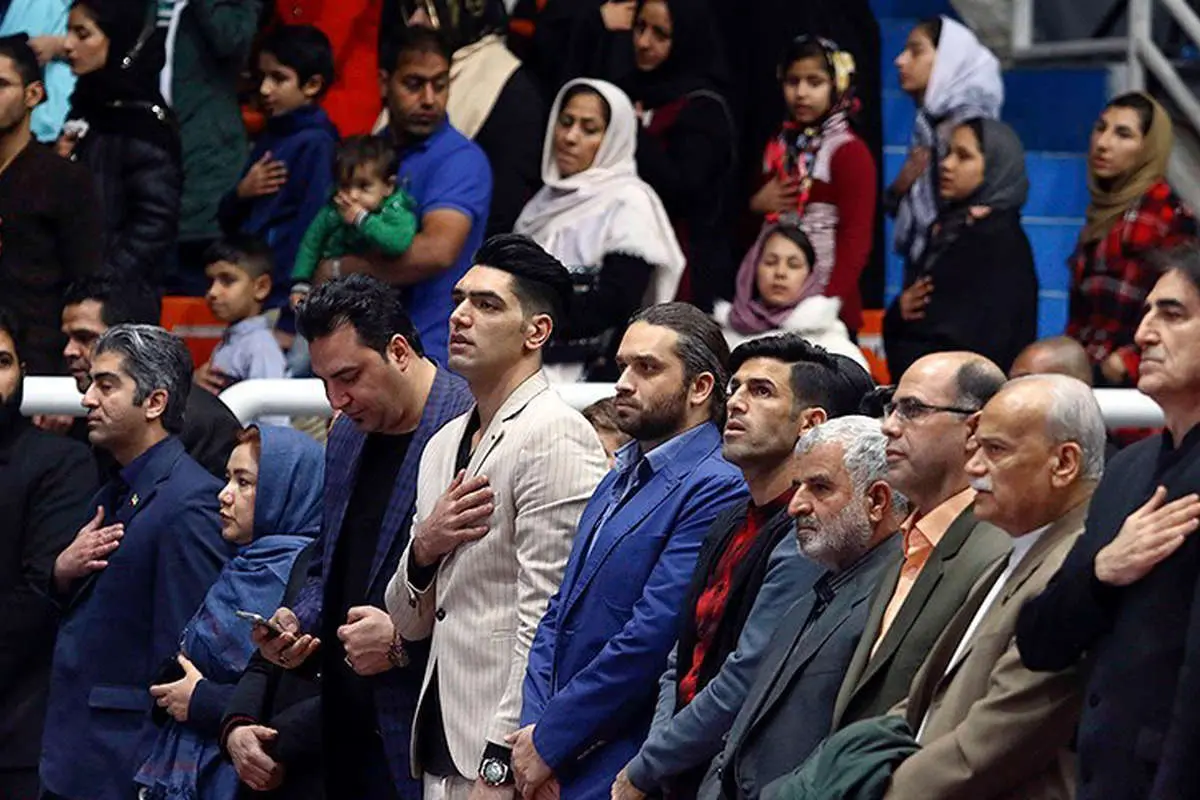 (تصاویر) فروش پیراهن هادی نوروزی به نفع زلزلهزدگان