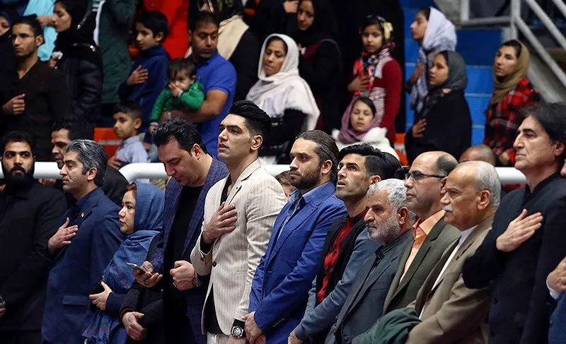 (تصاویر) فروش پیراهن هادی نوروزی به نفع زلزله‌زدگان