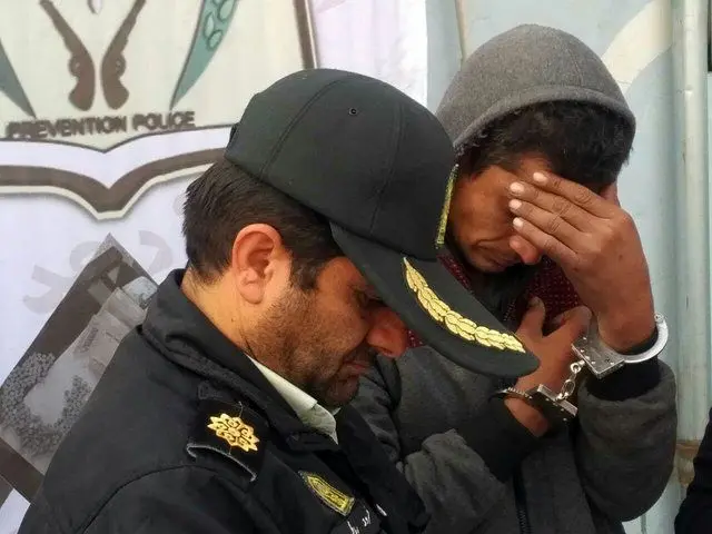 (تصویر) سارق عروسک به دست دستگیر شد!