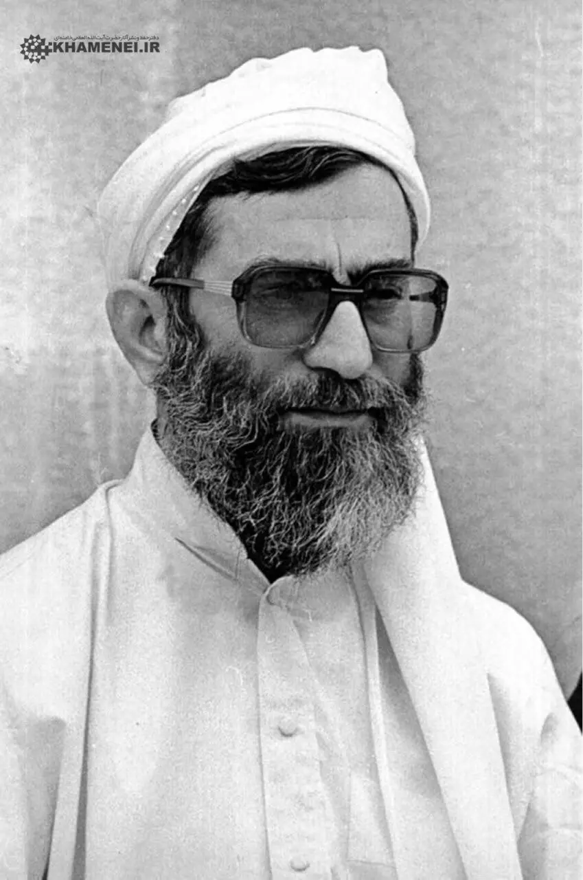 رهبر انقلاب در لباس اهالی سیستان و بلوچستان